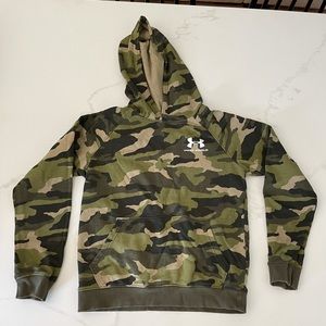 Youth Medium Camo Under Armour Sweatshirt